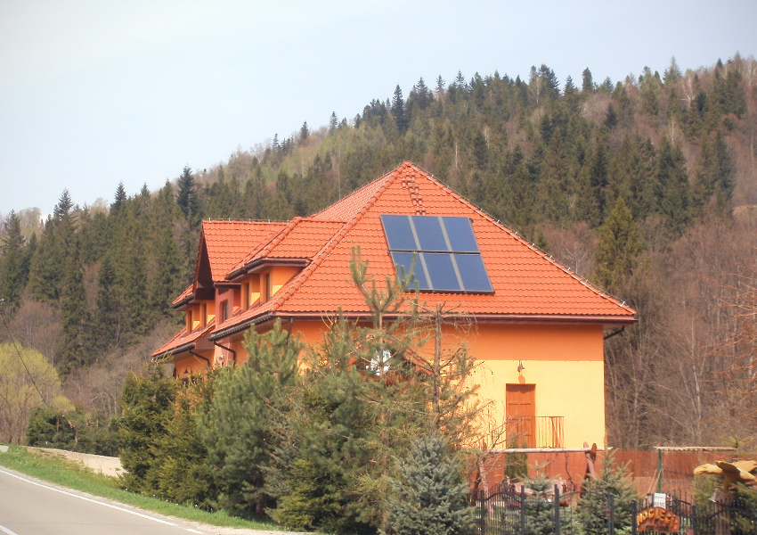 Dom w górach z kolektorami słonecznymi