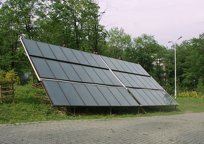 Instalacja solarna zabudowa na konstrukcji gruntowej