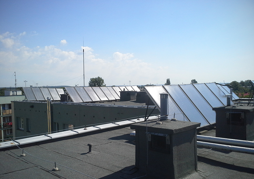 Instalacja z kolektorami słonecznymi w bloku