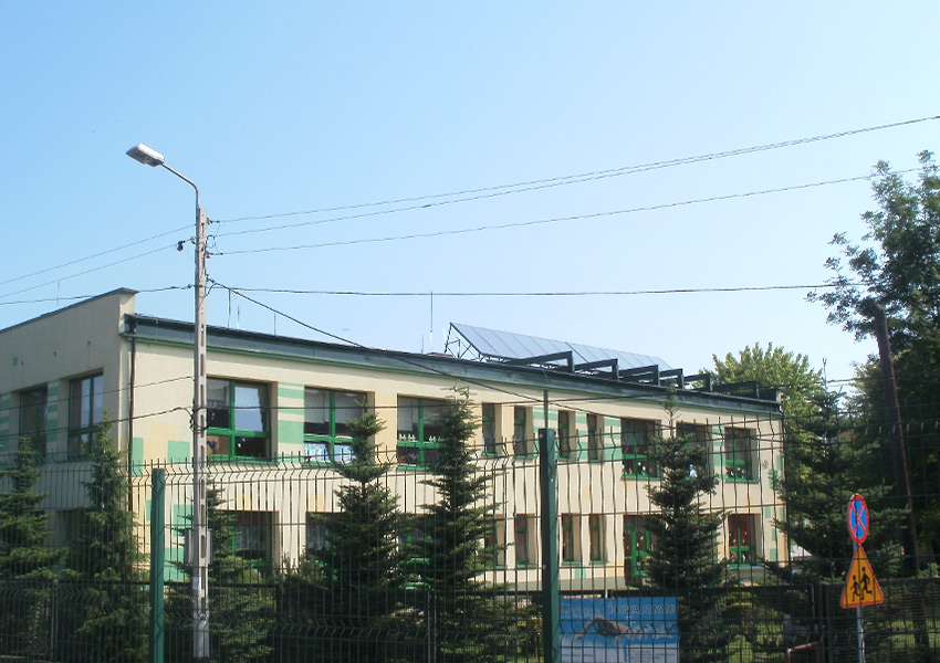 Kolektory płaskie na dachu płaskim przedszkola