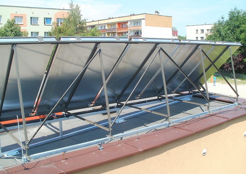 Kolektory płaskie na dachu przedszkola