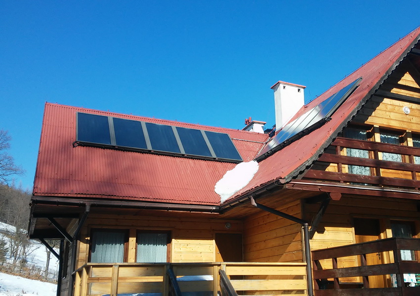 Kolektory słoneczne na dwóch połaciach dachu