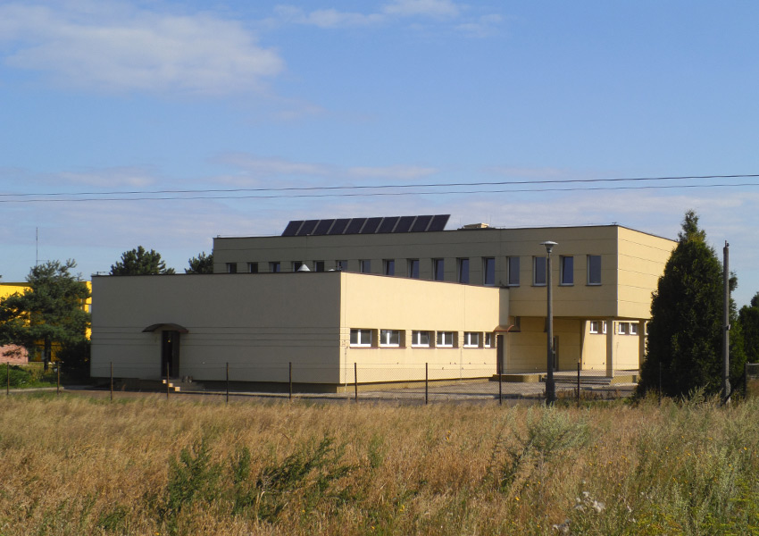 Kolektory słoneczne w hali przemysłowej