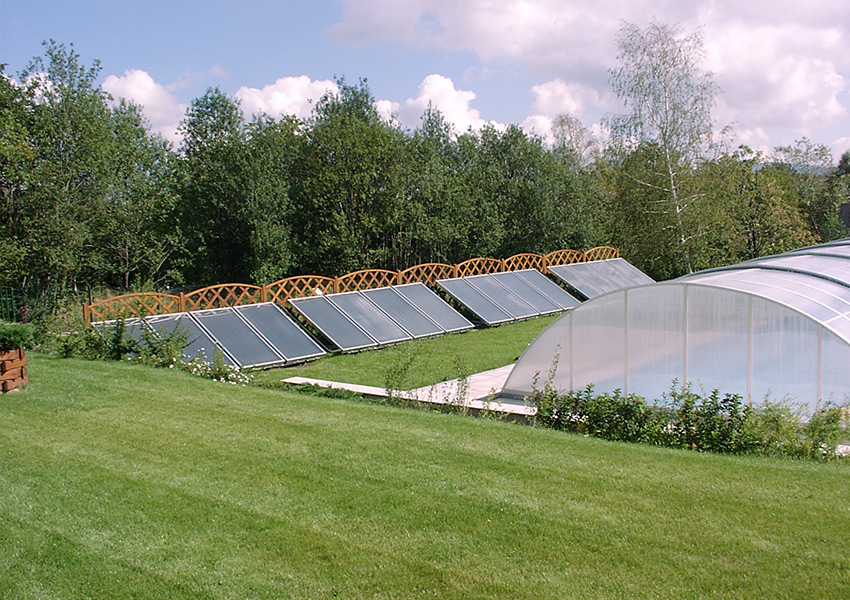 Kolektory słoneczne w prywatnym basenie