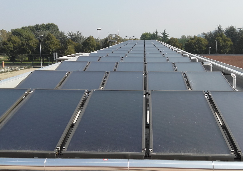 Kolektory słoneczne w zakładzie produkcyjnym we Włoszech