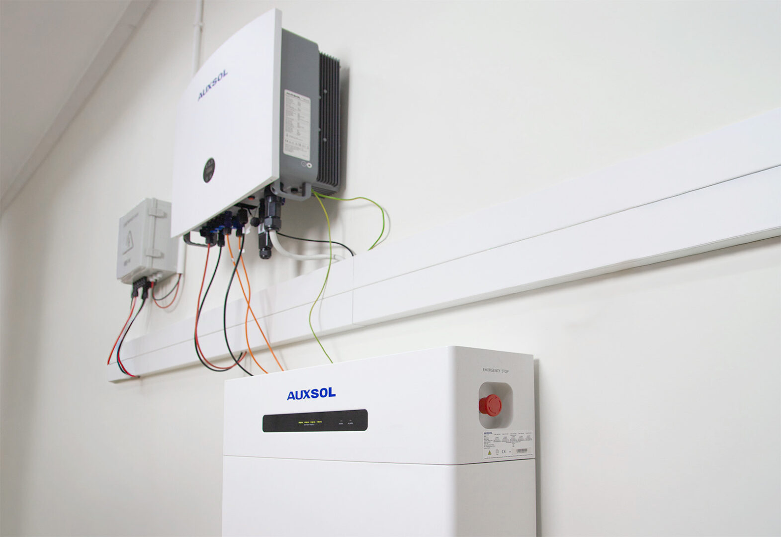 Inwerter z magazynem energii AUXSOL.